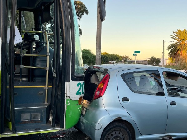 Siniestro de tránsito entre un ómnibus y un automóvil
