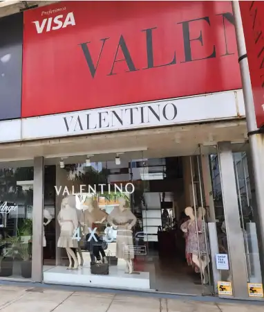 Carteras de hasta US$ 2.000: cómo funcionaba la venta de productos que imitaban a Valentino Italia en Punta del Este