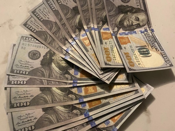 Un hombre vendió su moto y le pagaron con 1500 dólares falsos: “Quedó sin su herramienta de trabajo y sin el dinero”