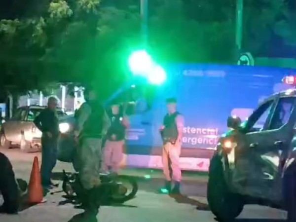 Un motociclista perdió el dominio de su vehículo y cayó al pavimento; debió ser trasladado a una mutualista