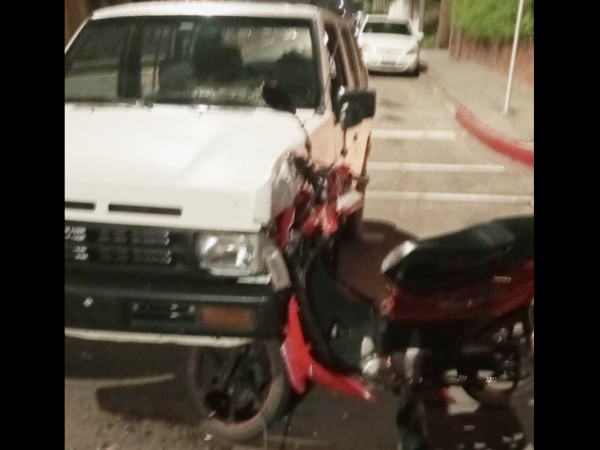 Siniestro de tránsito entre moto y camioneta dejó dos personas lesionadas
