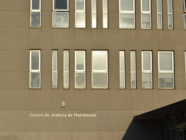 Policía fue condenado por lesiones personales contra dos jóvenes que se encontraban fuera de un pub de San Carlos
