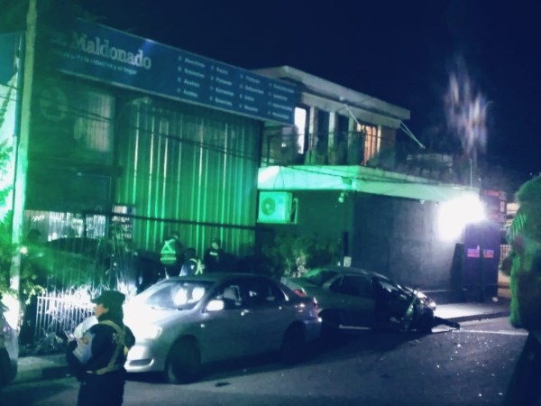 Espectacular accidente entre dos automóviles deja varias personas heridas