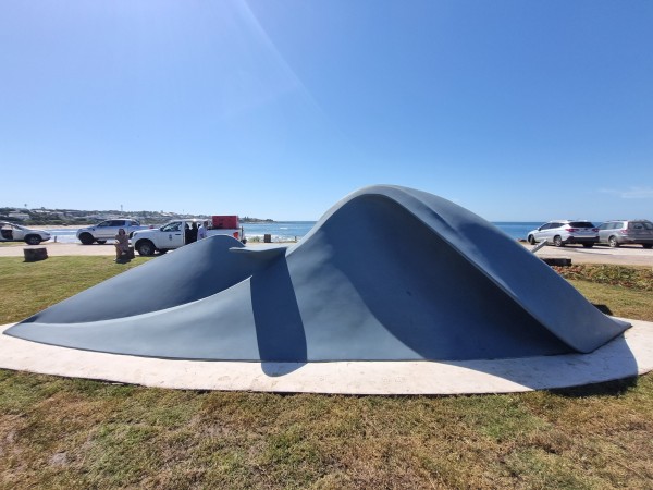 Inauguraron escultura La Ola Celeste en homenaje a los surfistas de Maldonado