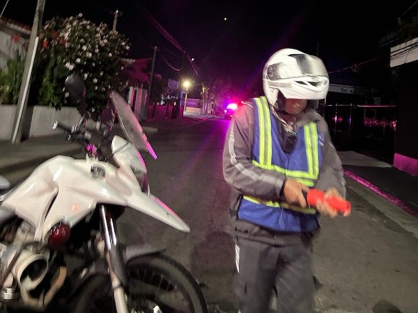 Conductor de moto llevó la peor parte en choque con camioneta