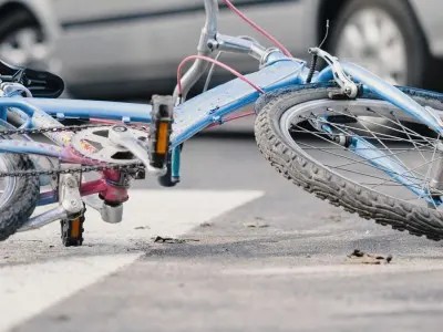 Volvió el ciclista que simula ser atropellado por automóviles para cobrar dinero; está detenido