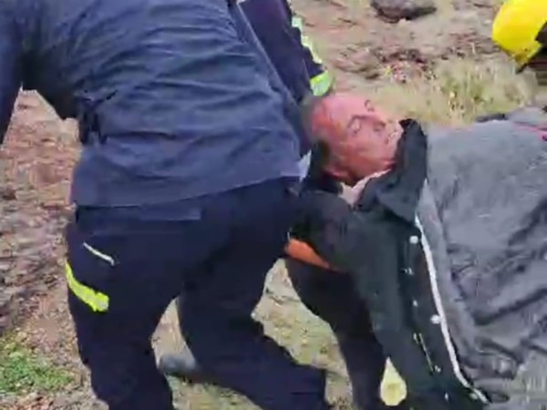 Un hombre cayó en las rocas de Punta Ballena y fue rescatado por bomberos (video)