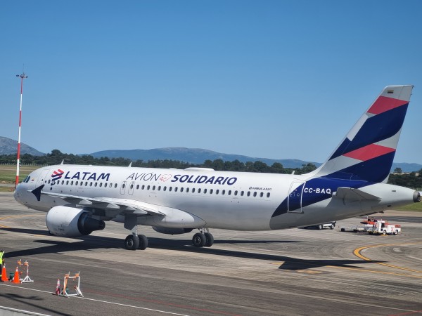 Realizaron la recepción del primer vuelo de la ruta área Santiago de Chile - Punta del Este