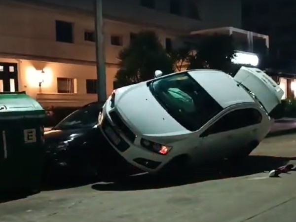 Un automóvil quedó apoyado en dos ruedas sobre una camioneta