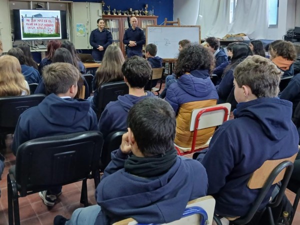 Policía brindó charla sobre grooming y sexting en el liceo de Aiguá