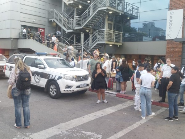 Evacuaron shopping y...