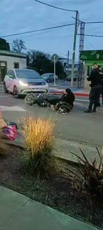 Una camioneta y una moto chocaron en el centro de Maldonado