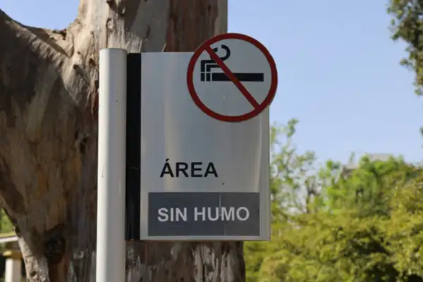 Avanza el proyecto para crear espacios públicos libres de humo en Maldonado: apuntará a la concientización y la cartelería