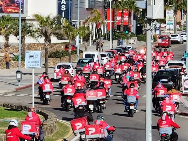 Cadetes de PedidosYa cuestionan nueva normativa: “No estamos trabajando en negro ni en el viejo Oeste”