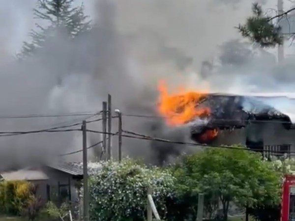 incendio, Pinares, casa de dos plantas,