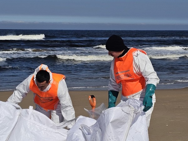 Comenzó el operativo para retirar hidrocarburos de la costa de Maldonado y detectaron una mancha en el mar en José Ignacio