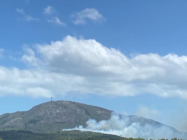 Fue minimizado el incendio en sierras del Tirol en la base del Cerro Pan de Azúcar; sigue una persona indagada