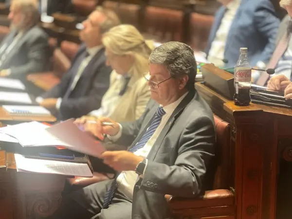 El gobierno defiende...