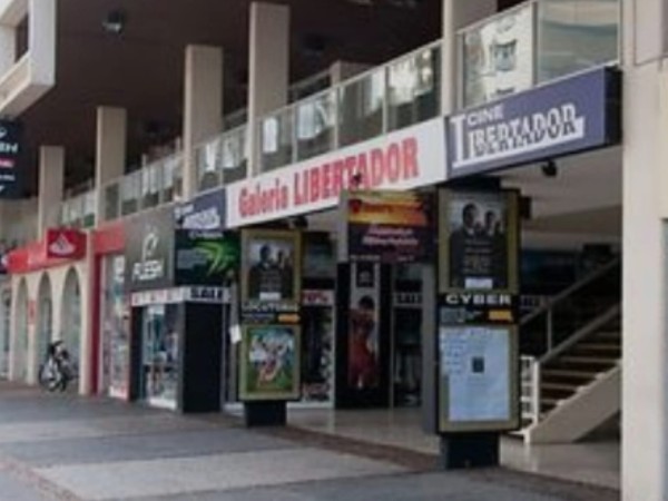 Robaron una importante suma de dinero en un local de Galería Libertador