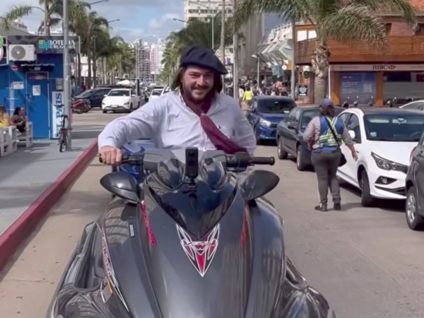 "Si no sabe de motos, no opine": el peculiar paseo del gaucho influencer por Punta del Este en moto de agua