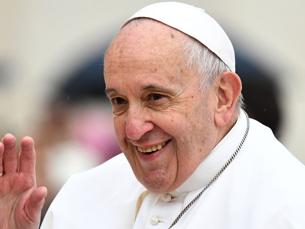 El Vaticano aprobó oficialmente la bendición a parejas del mismo sexo