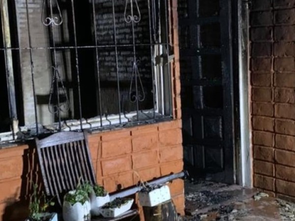 Incendio en una casa dejó a tres jóvenes heridos; dos con quemaduras