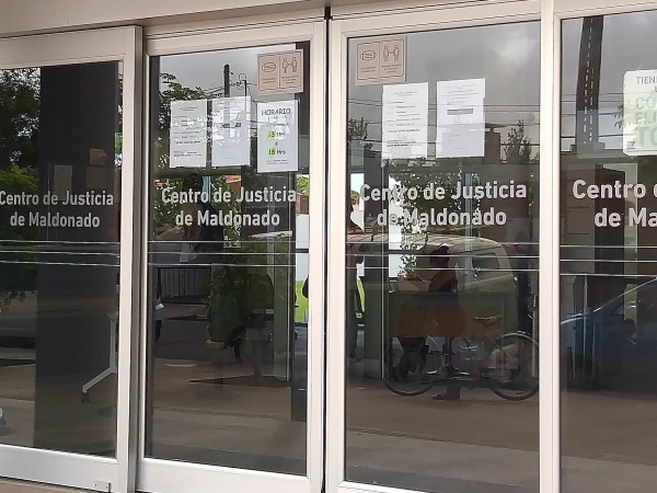 Mantuvieron arresto domiciliario para uno de los estafadores de cabañas y rechazaron prisión preventiva