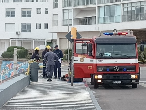 Aparecieron dos tarrinas con producto corrosivo en Playa Brava