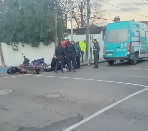 Dos motos chocaron e...