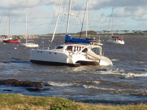 Un catamarán soltó a...