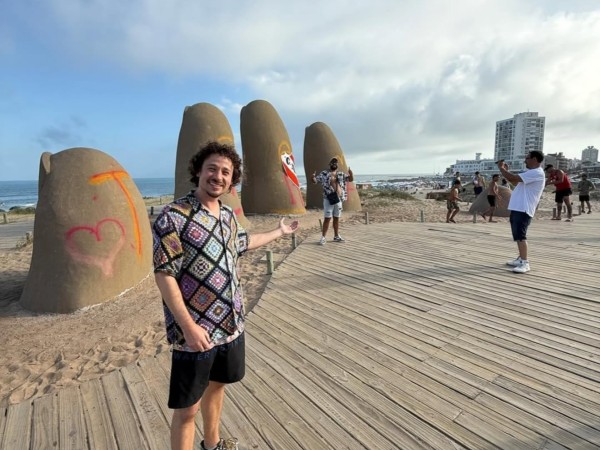 Insólito: Luisito Comunica visitó por primera vez Punta del Este y encontró "Los Dedos" grafiteados