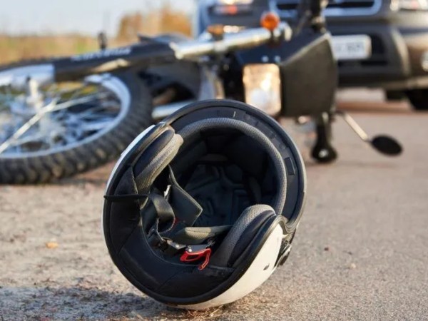 Motociclista resultó lesionado tras colisionar con un automóvil