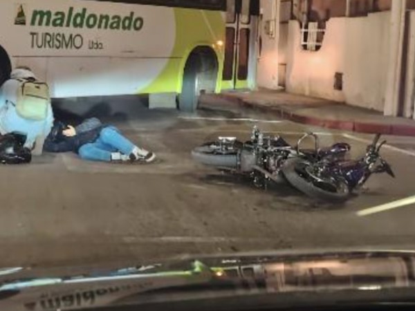 Una moto y un automó...