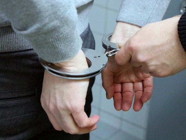 Un hombre fue baleado a plena luz del día; tras un allanamiento, detuvieron al autor de los disparos