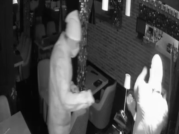 (VIDEO) Ingresaron a un local gastronómico en Punta del Este, causaron daños y robaron dinero