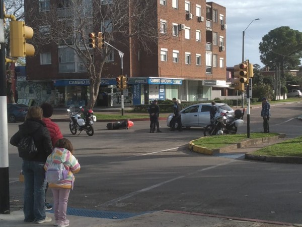 Un motociclista resultó lesionado tras colisionar con un automóvil
