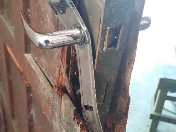 Policía allanó una casa equivocada y deberá reponer una puerta
