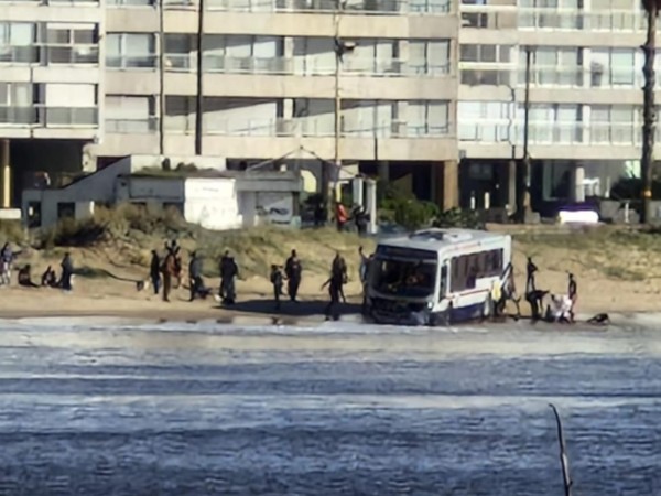 Ómnibus de Cutcsa atravesó la rambla de Pocitos y terminó en la playa: hay cinco personas graves