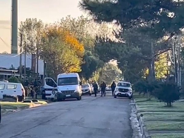 Policía continúa atrincherado en una vivienda de barrio Biarritz