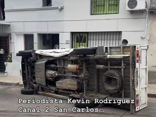 Un camión volcó lueg...