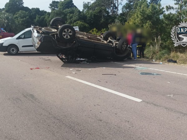 Violento choque entre auto y camioneta deja varios lesionados en Rocha