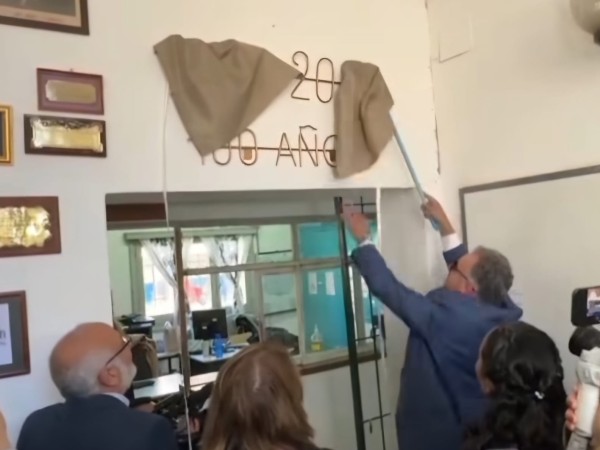 “Falló la tecnología”: en el centenario de la UTU de San Carlos, Orsi descubrió una placa con un palo de escoba