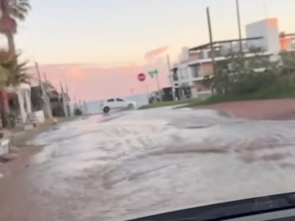 Importante rotura en caño de gran diámetro provoca pérdida de agua en Manantiales