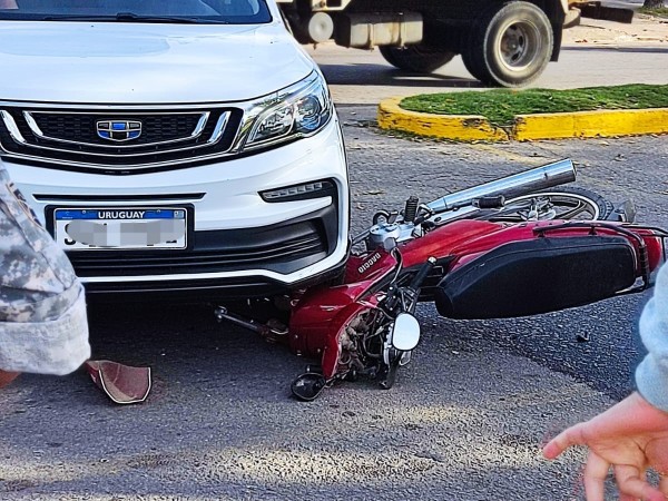 Siniestro de tránsito entre una moto y un automóvil en avenida Aiguá