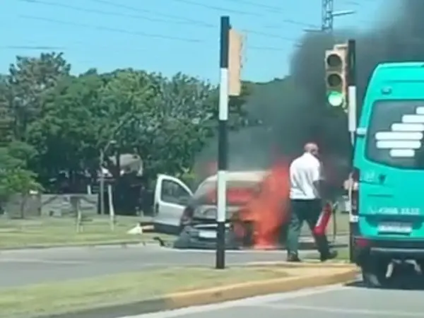 Un automóvil se ince...