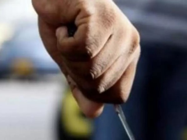 Formalizaron al hombre que apuñaló, mientras dormía, al chico con el que estaba saliendo