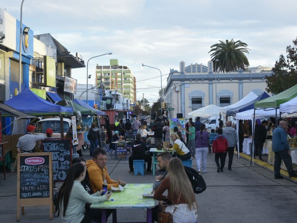 Mercado Central reunió a familias en plaza San Fernando y fijó su próxima edición
