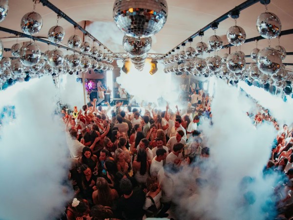 Cuáles fueron las fiestas de Año Nuevo más glamorosas de Punta del Este y cuánto costaban sus entradas