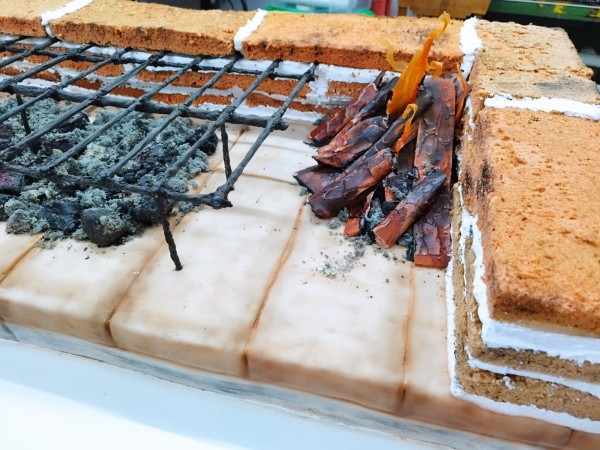 La torta de la Segunda Fiesta Nacional del Chorizo era un parrillero y llevó 18 horas de producción