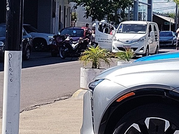 Siniestro de tránsito involucró a tres vehículos y provocó lesiones a un joven